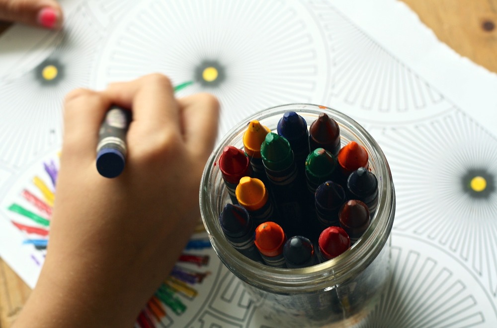 Child coloring with crayons - Image by Aline Ponce from pixabay.com
